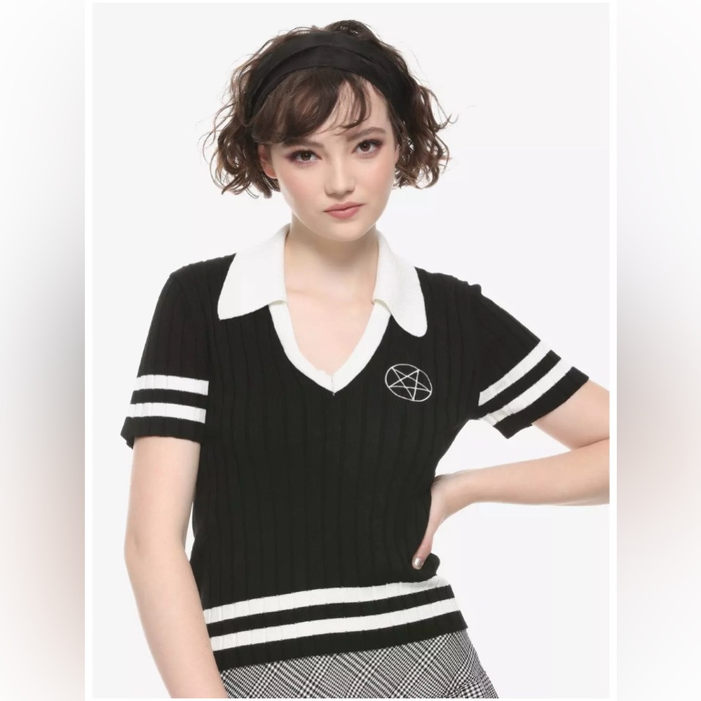 pentagon Sweater 
Hot Topic Black and white size medium